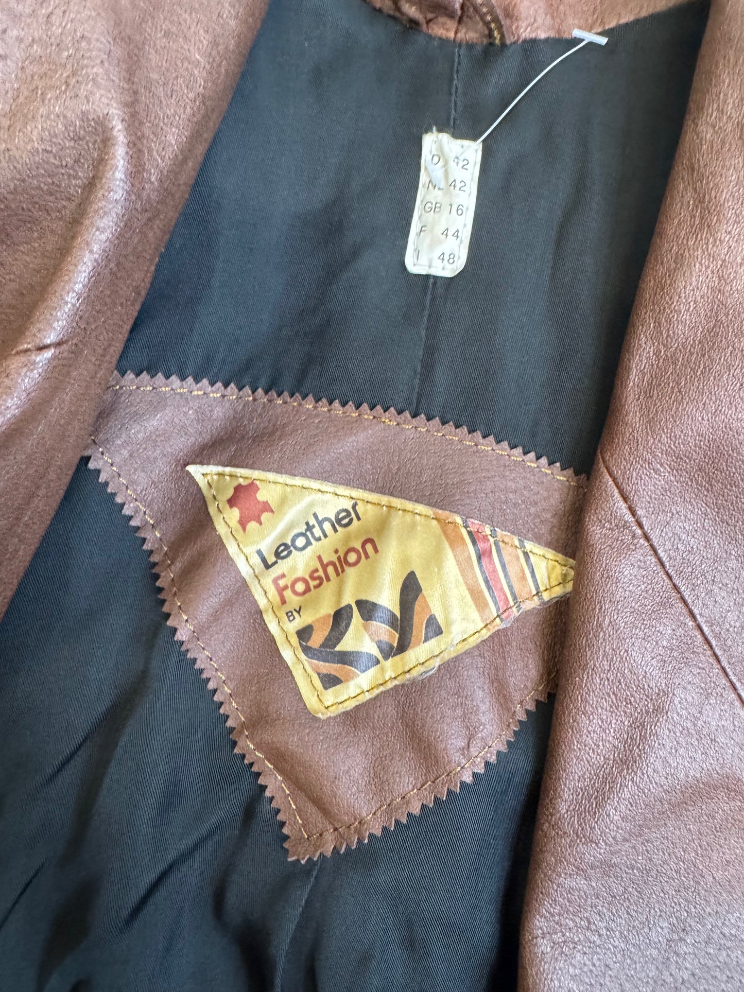 Frauen Lederjacke in Braun – mit floralen Stickereidetail