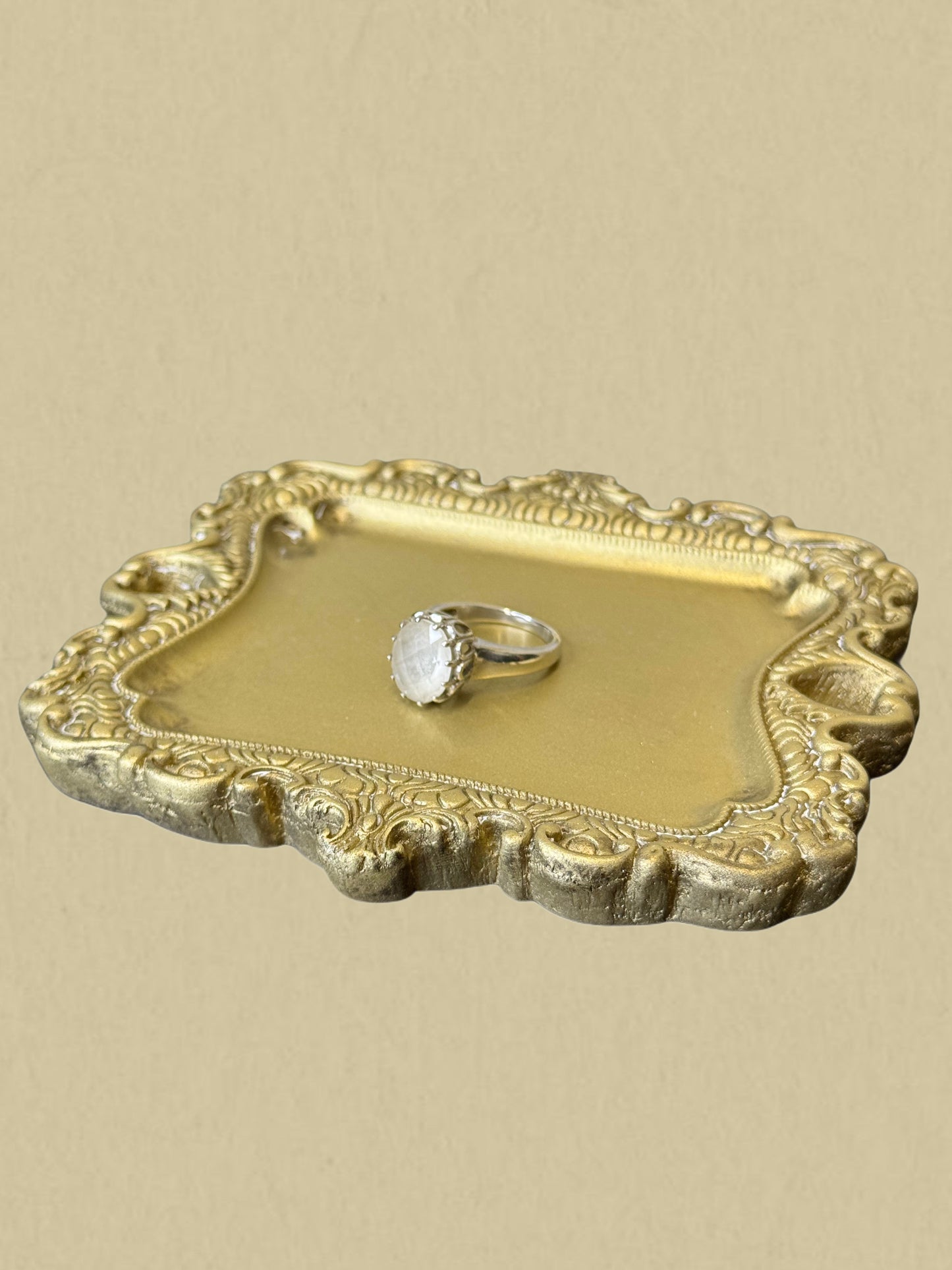 Silberring mit weissem Schmuckstein