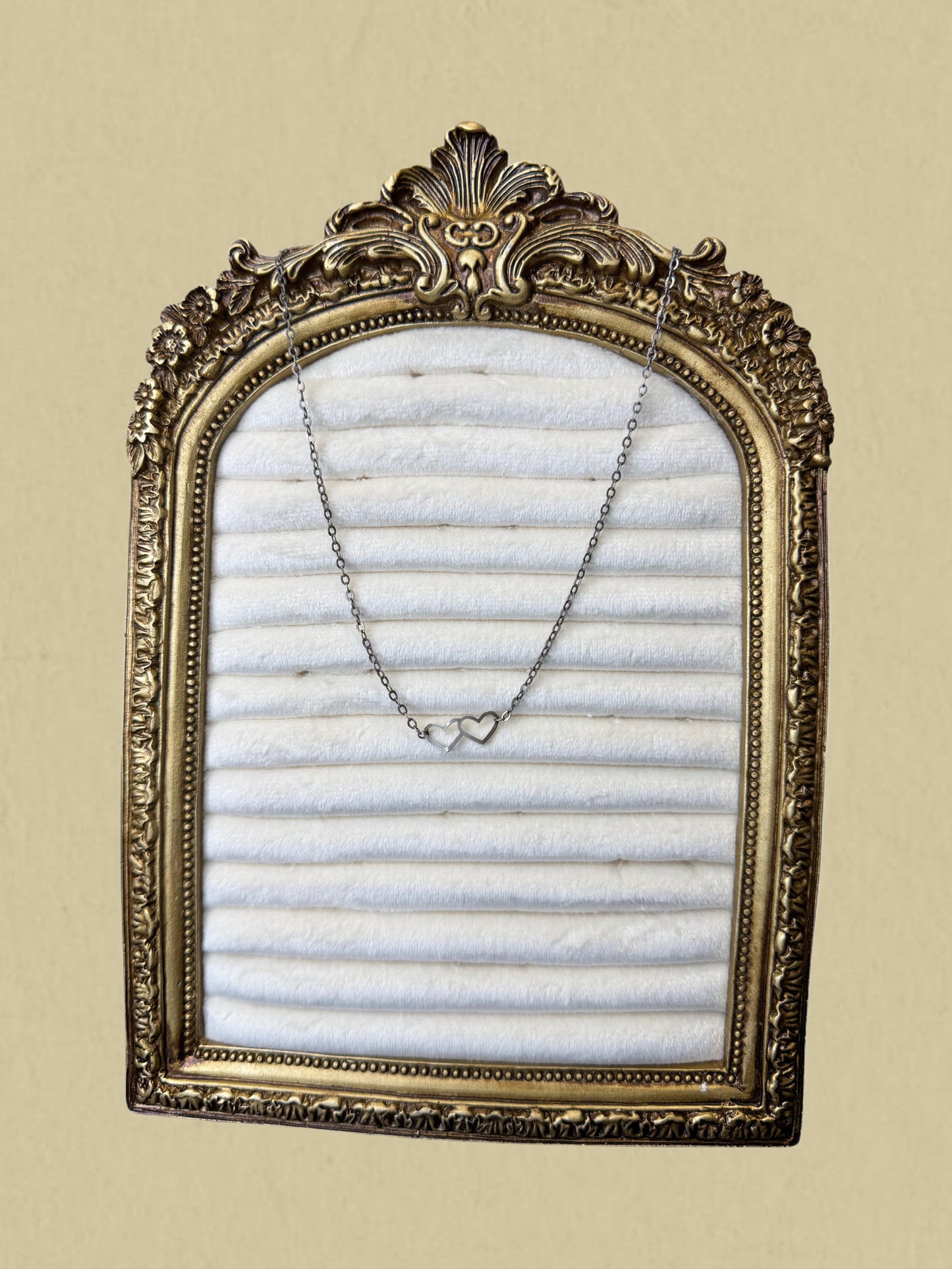 Feine Silberkette mit zwei verbundenen Herzen