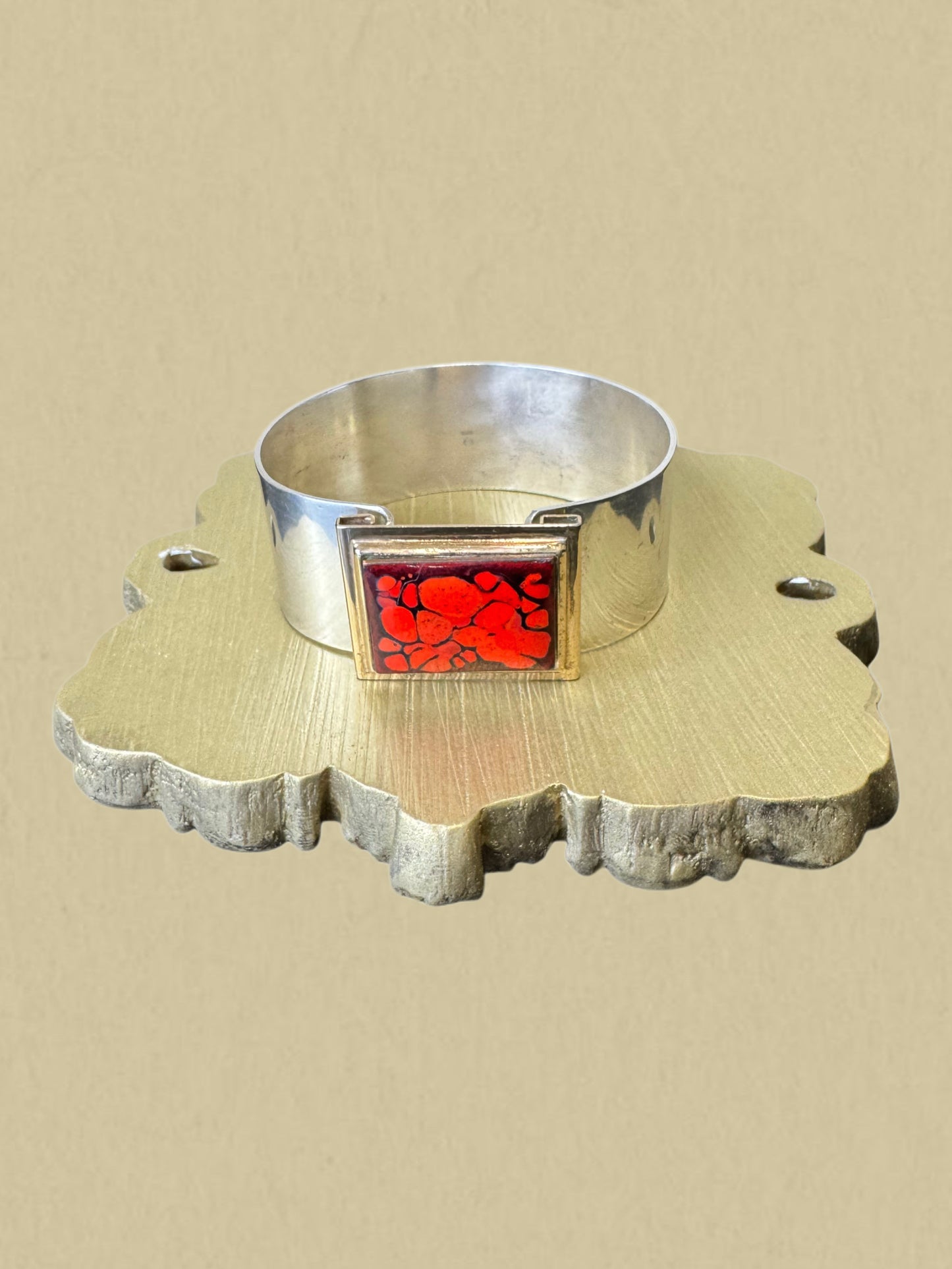 Breites Silberarmband mit rotem Emaille-Element