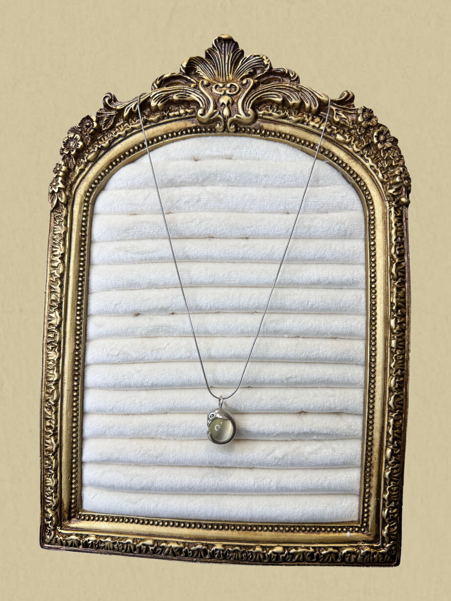 Feine Silberkette mit rundem Delphin Anhänger