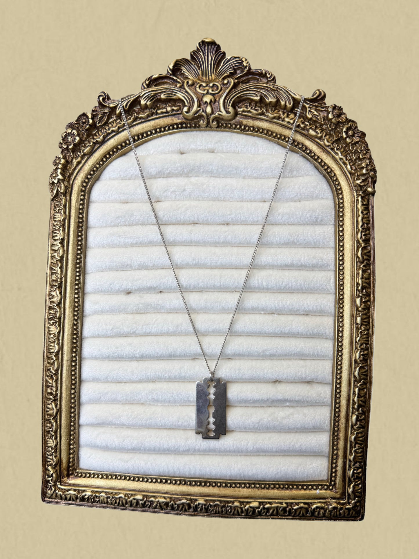 Silberkette mit Rasierklingen-Anhänge