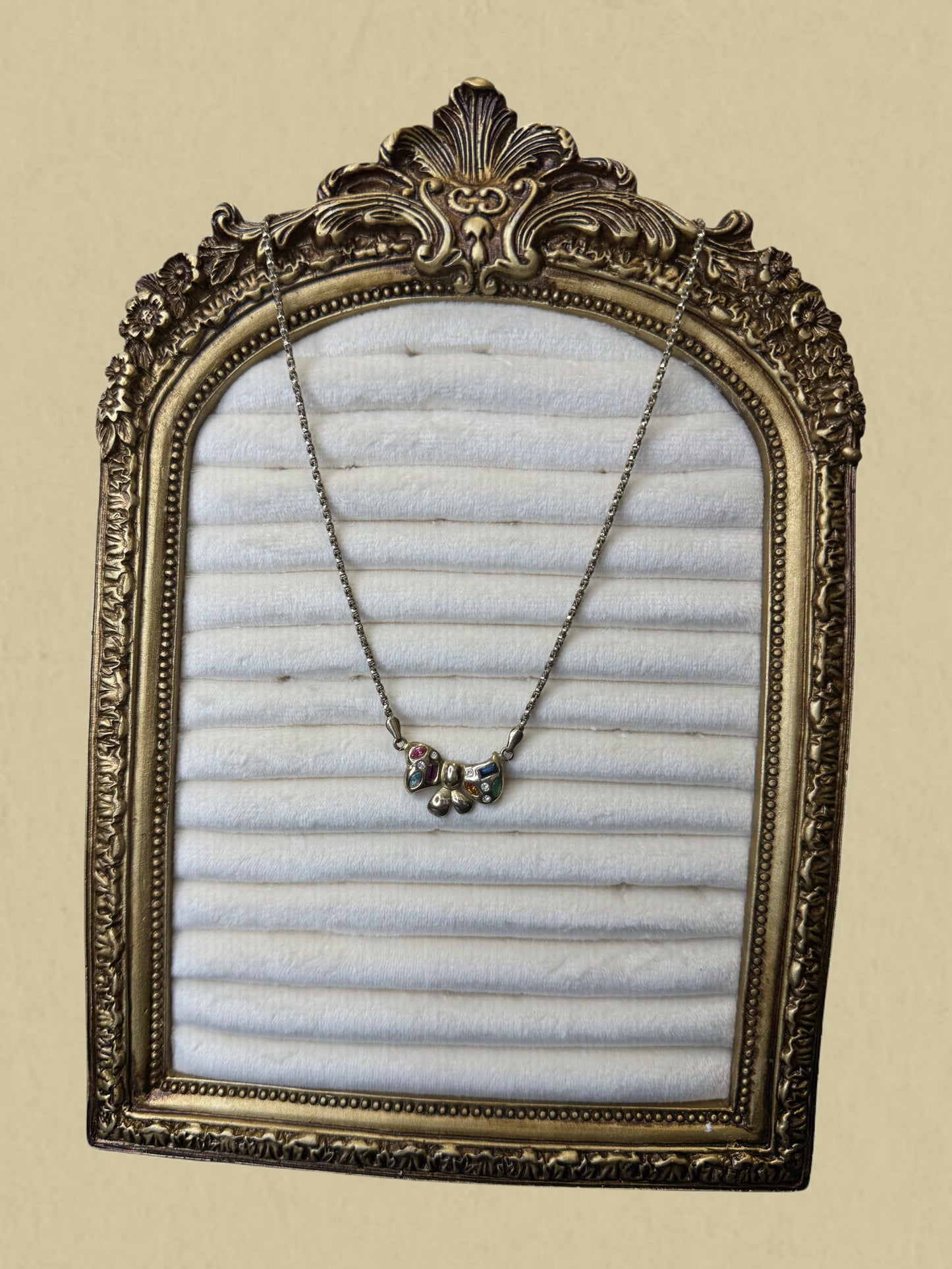 Verspielte Silberkette mit einem Schleifen Anhänger