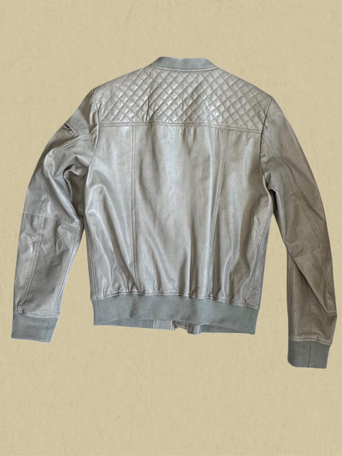 Graue Echtleder-Bomberjacke mit Steppmuster von Yes No