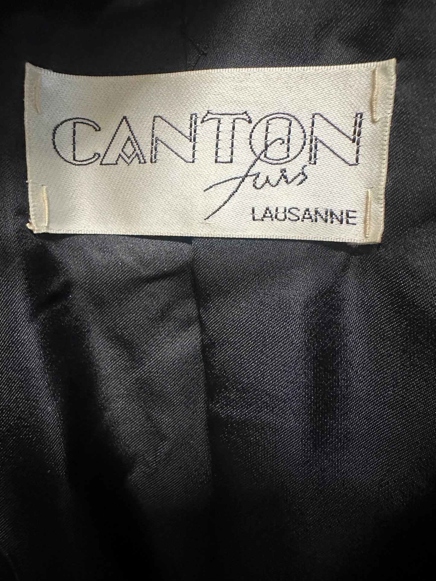 Edle Felljacke in tiefem Schwarz