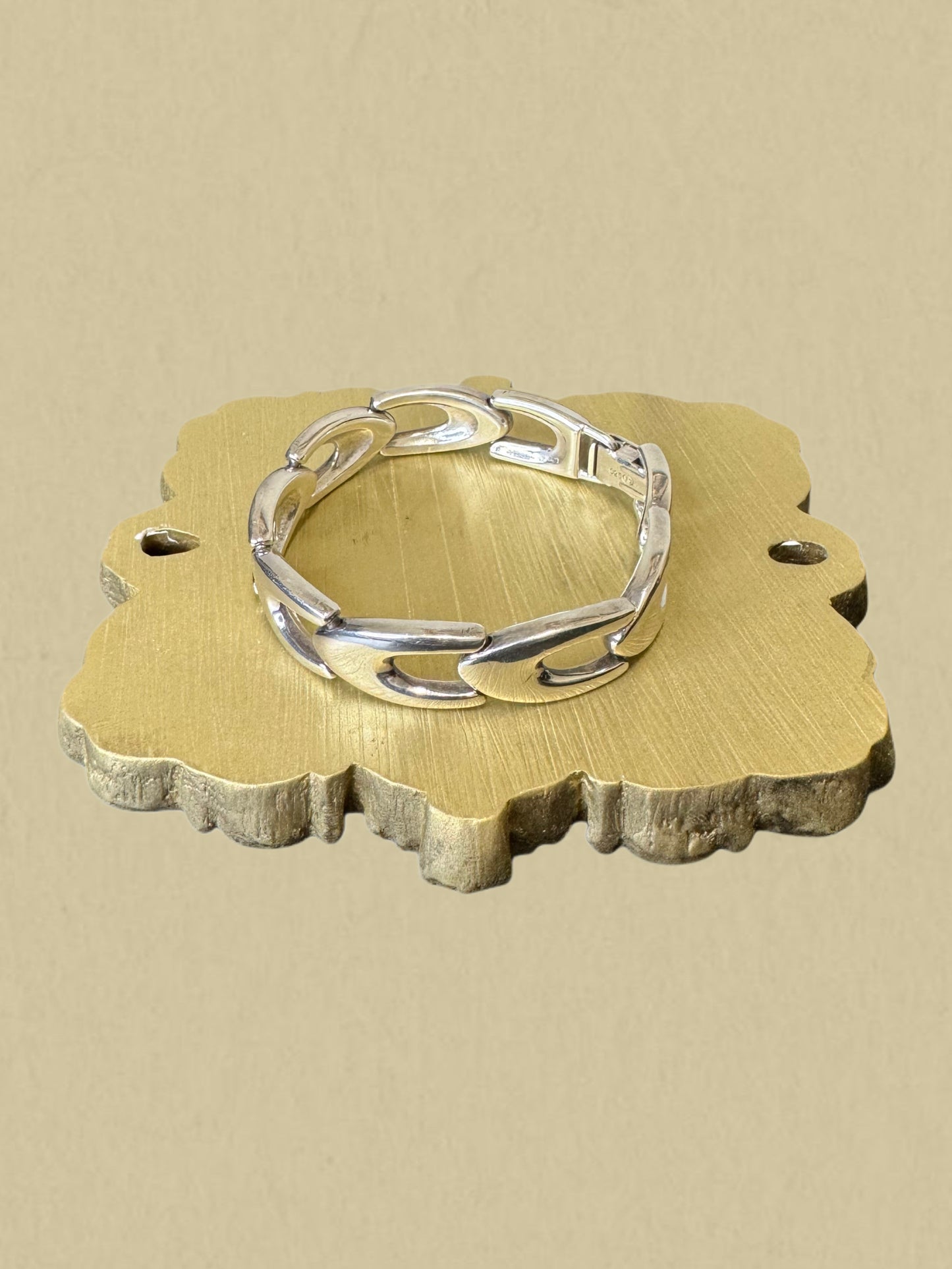 Modernes Silberarmband im Diesel stil