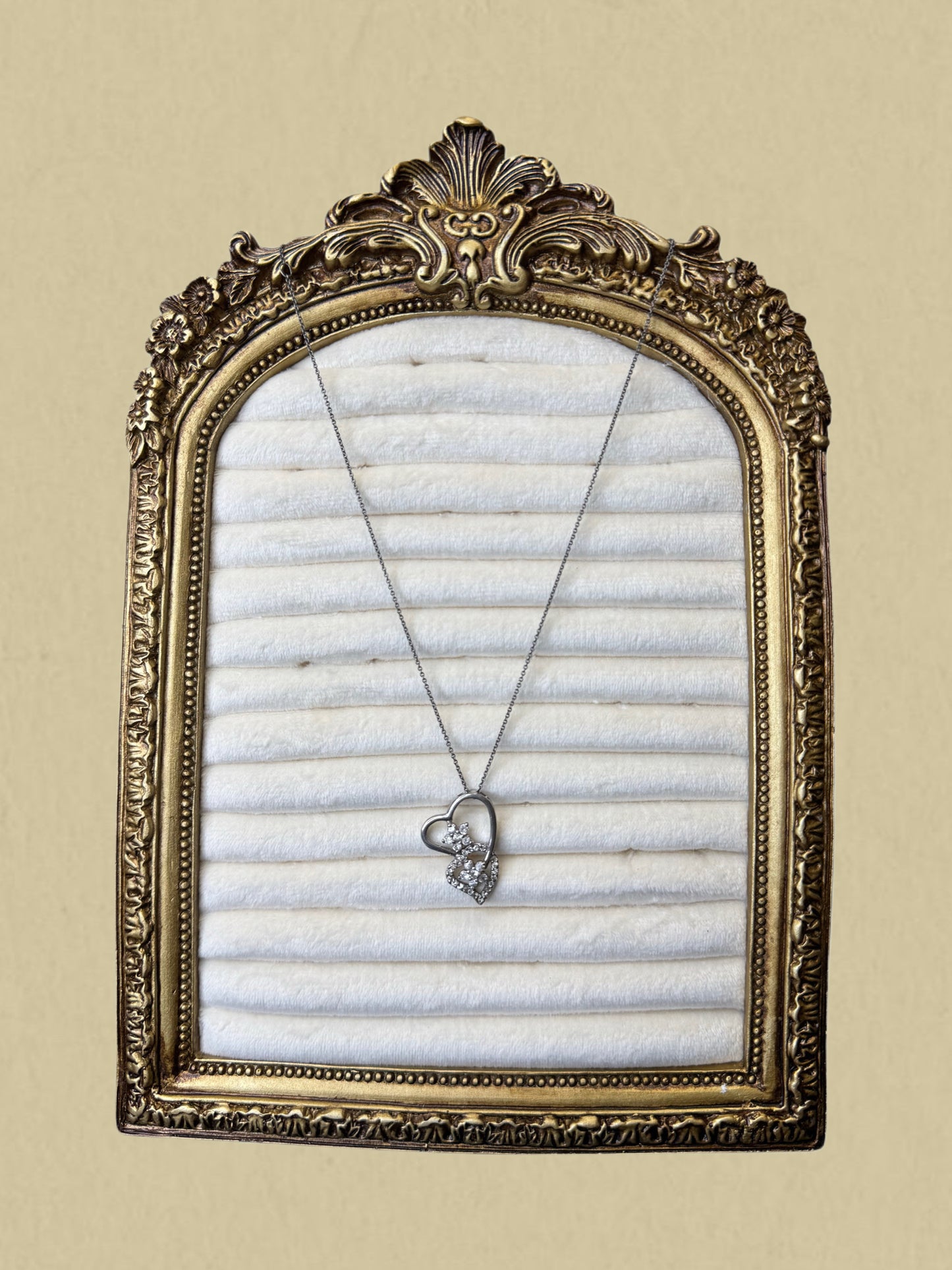 Feine Silberkette mit offenem Herzanhänger und Steinbesatz