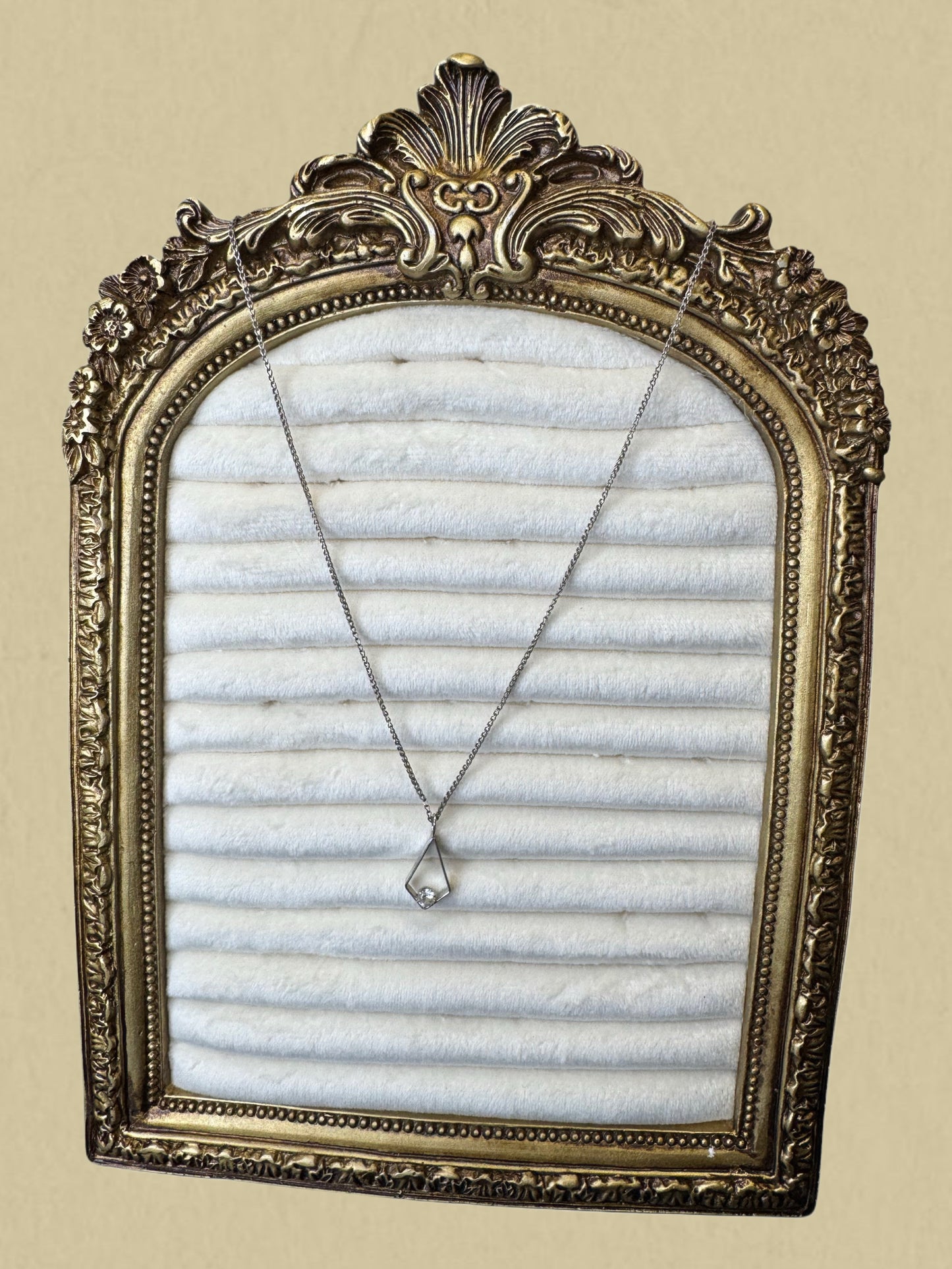 Minimalistische Silberkette mit geometrischem Anhänger