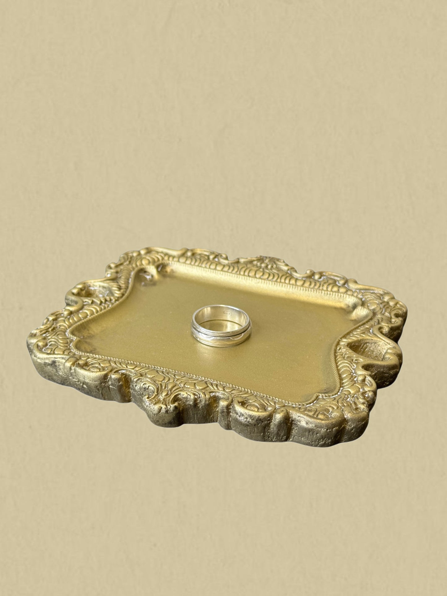 Schlichter Vintage-Silberring mit Zierkante