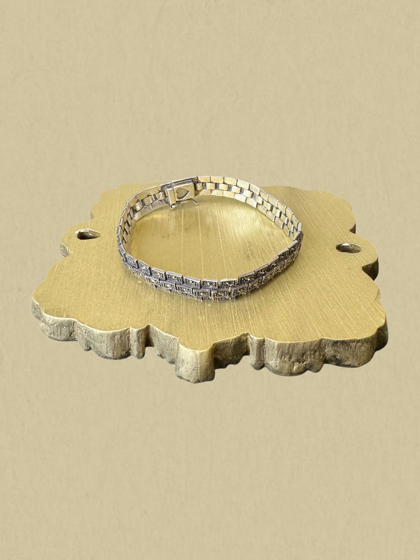 Silberarmband mit geometrischer Struktur und feinen Details