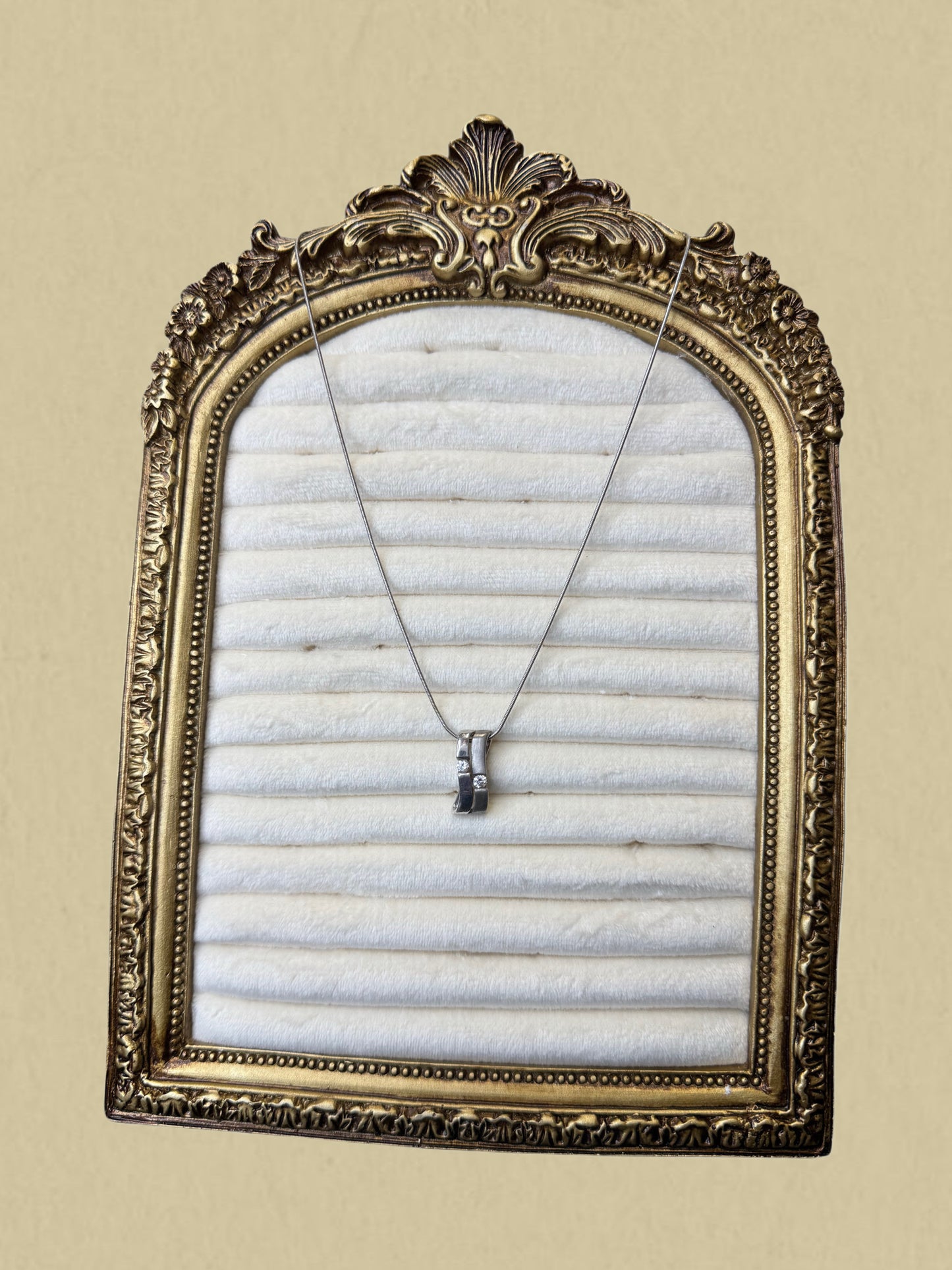 Moderne Silberkette mit funkelndem Steinanhänger