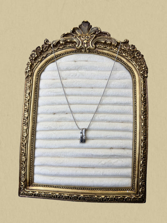 Moderne Silberkette mit funkelndem Steinanhänger