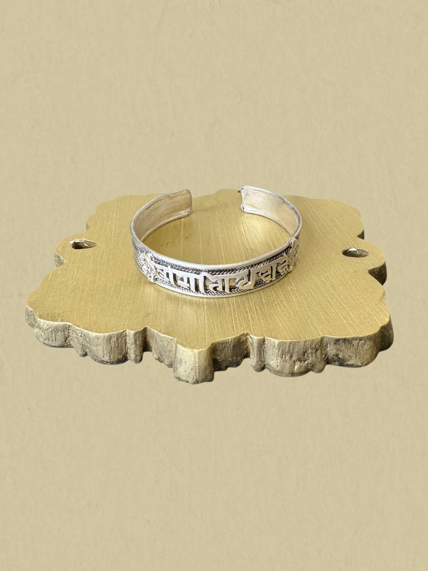 Silberarmreif mit eingeprägter Schrift und Ornamentdetails