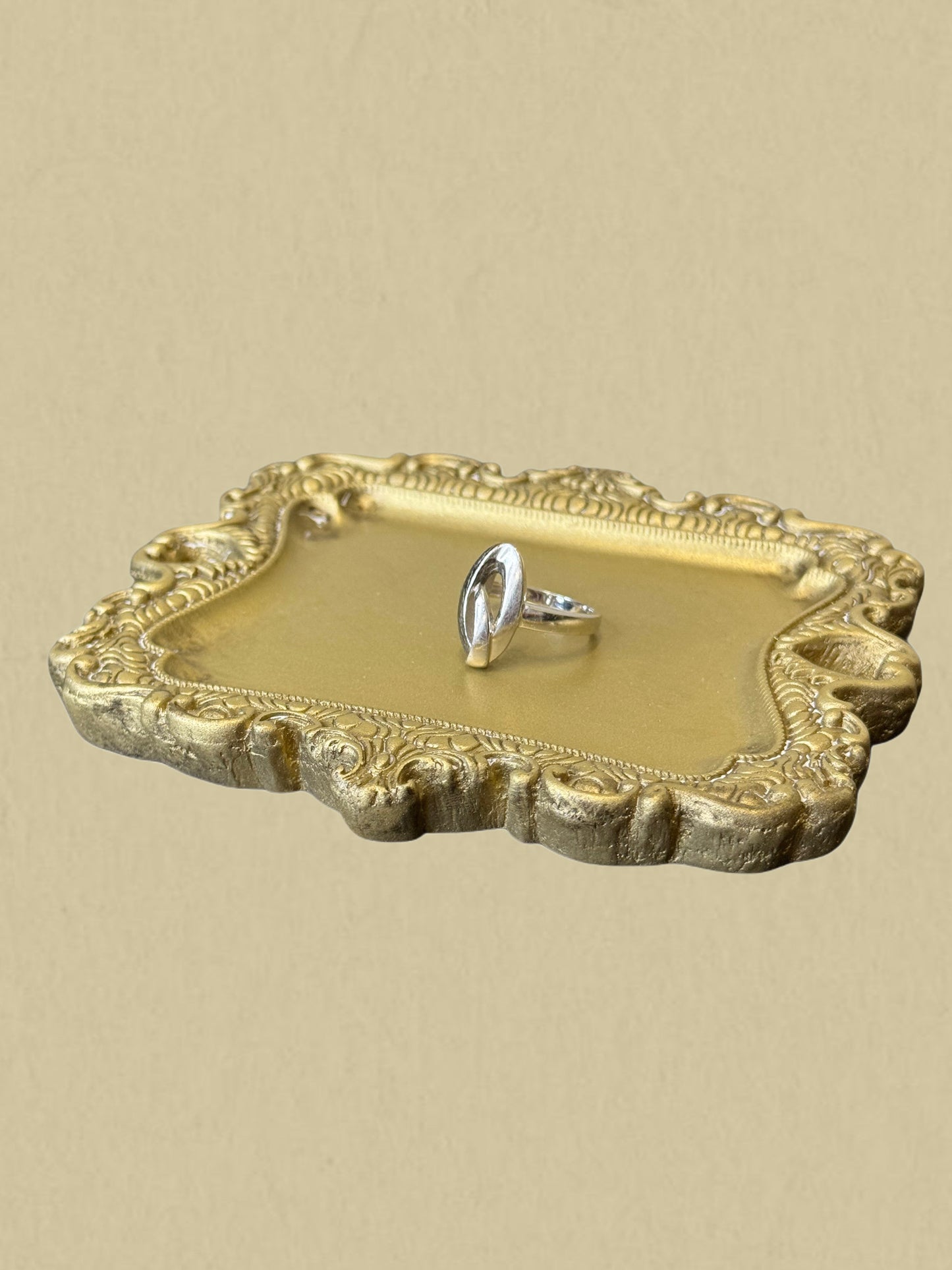 Eleganter Silberring mit moderner, offener Form