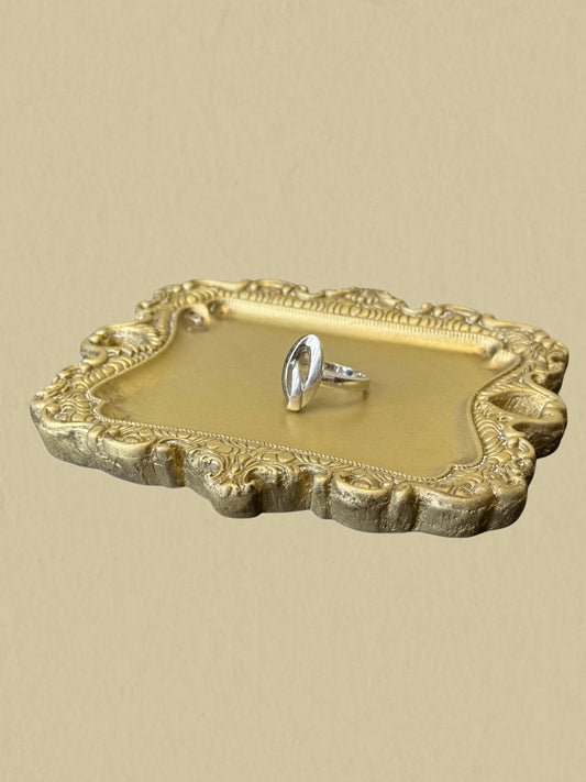 Eleganter Silberring mit moderner, offener Form