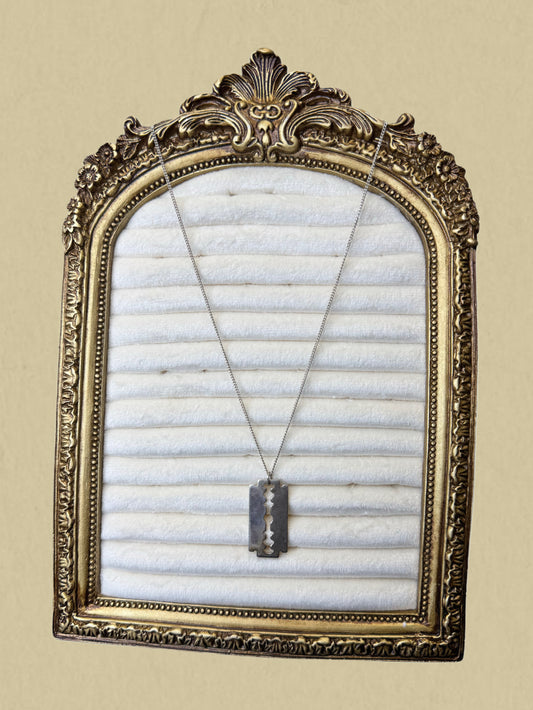 Silberkette mit Rasierklingen-Anhänge