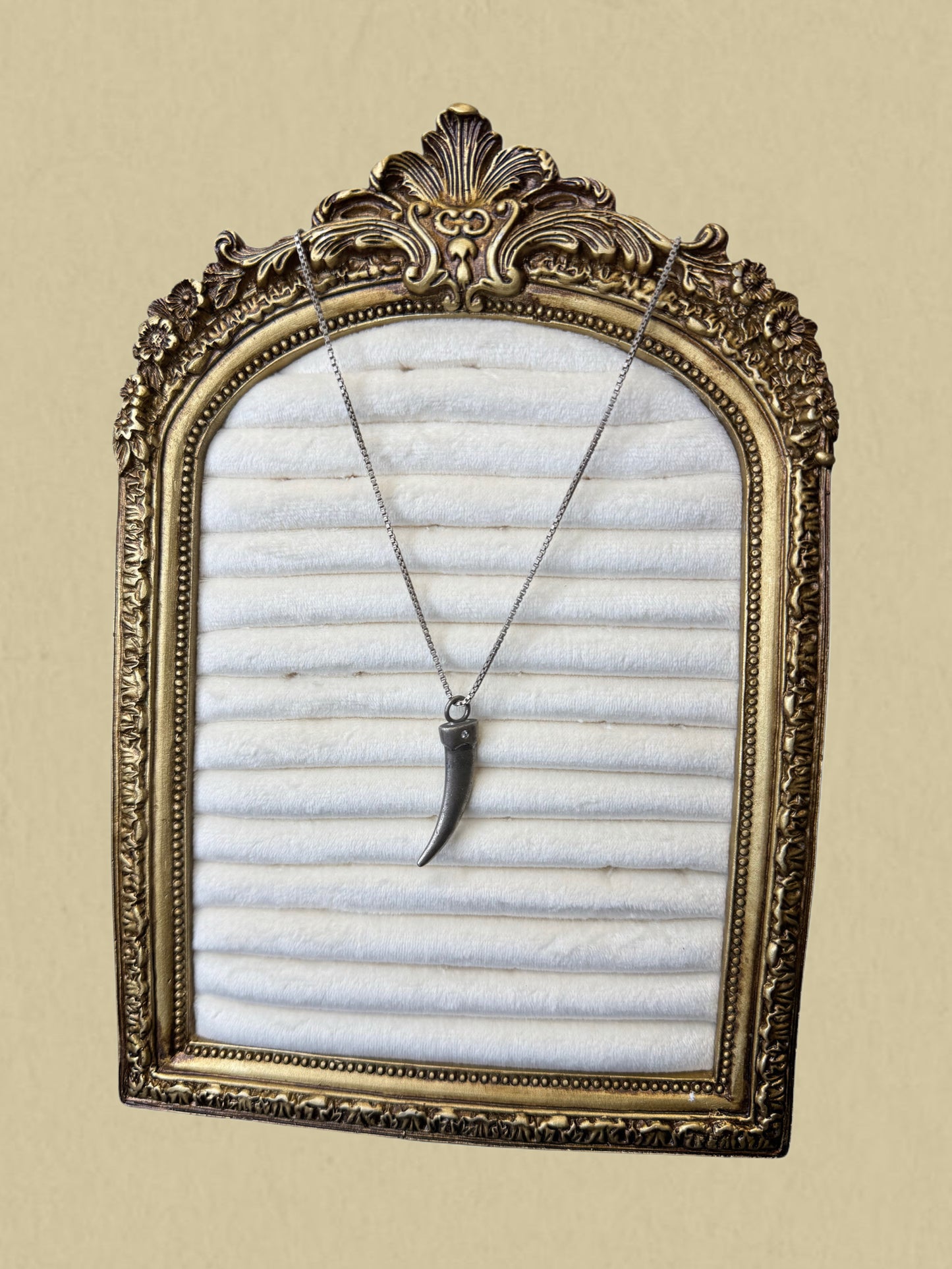 Silberkette mit Horn-/Fang-Anhänger – Tribal & Vintage Style