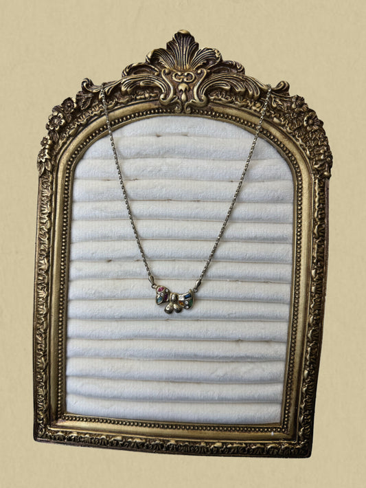 Verspielte Silberkette mit einem Schleifen Anhänger