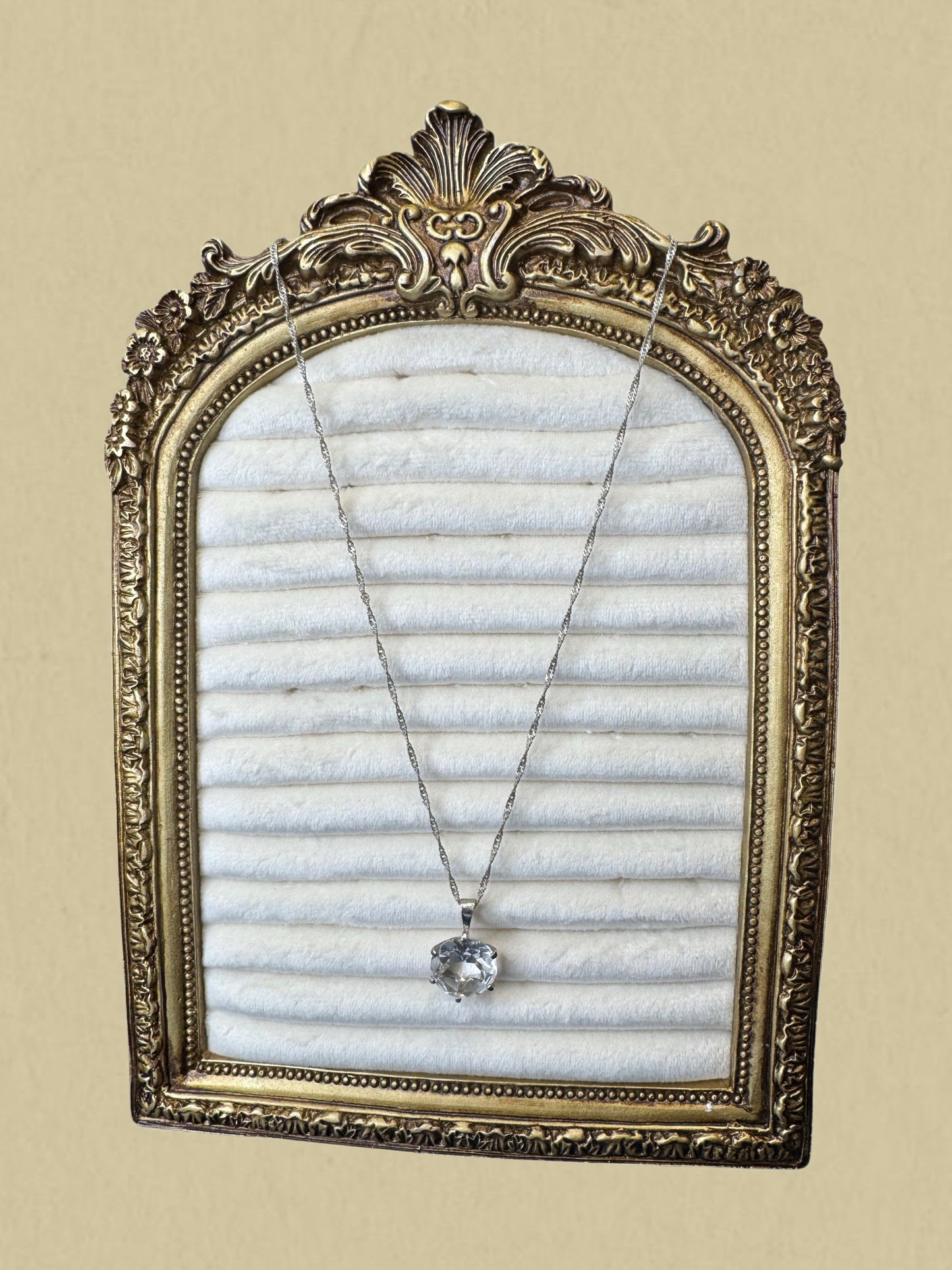 Silberkette mit großem, klar funkelndem Stein