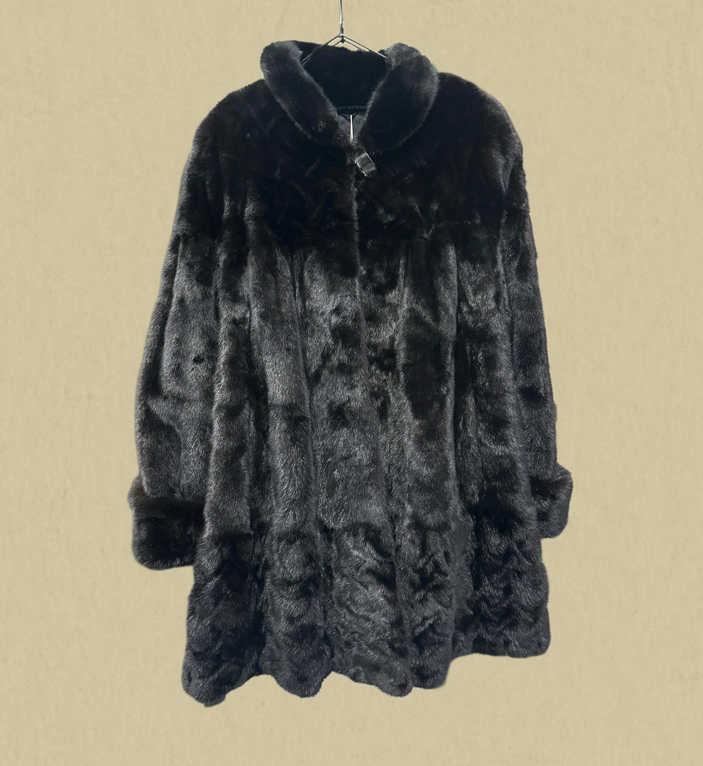 Edle Felljacke in tiefem Schwarz