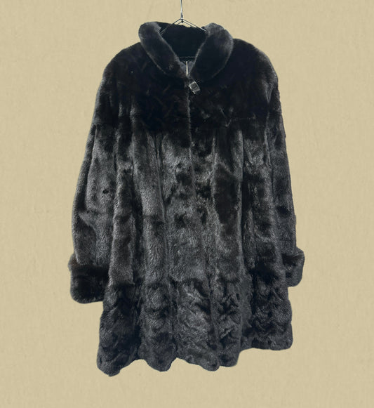 Edle Felljacke in tiefem Schwarz