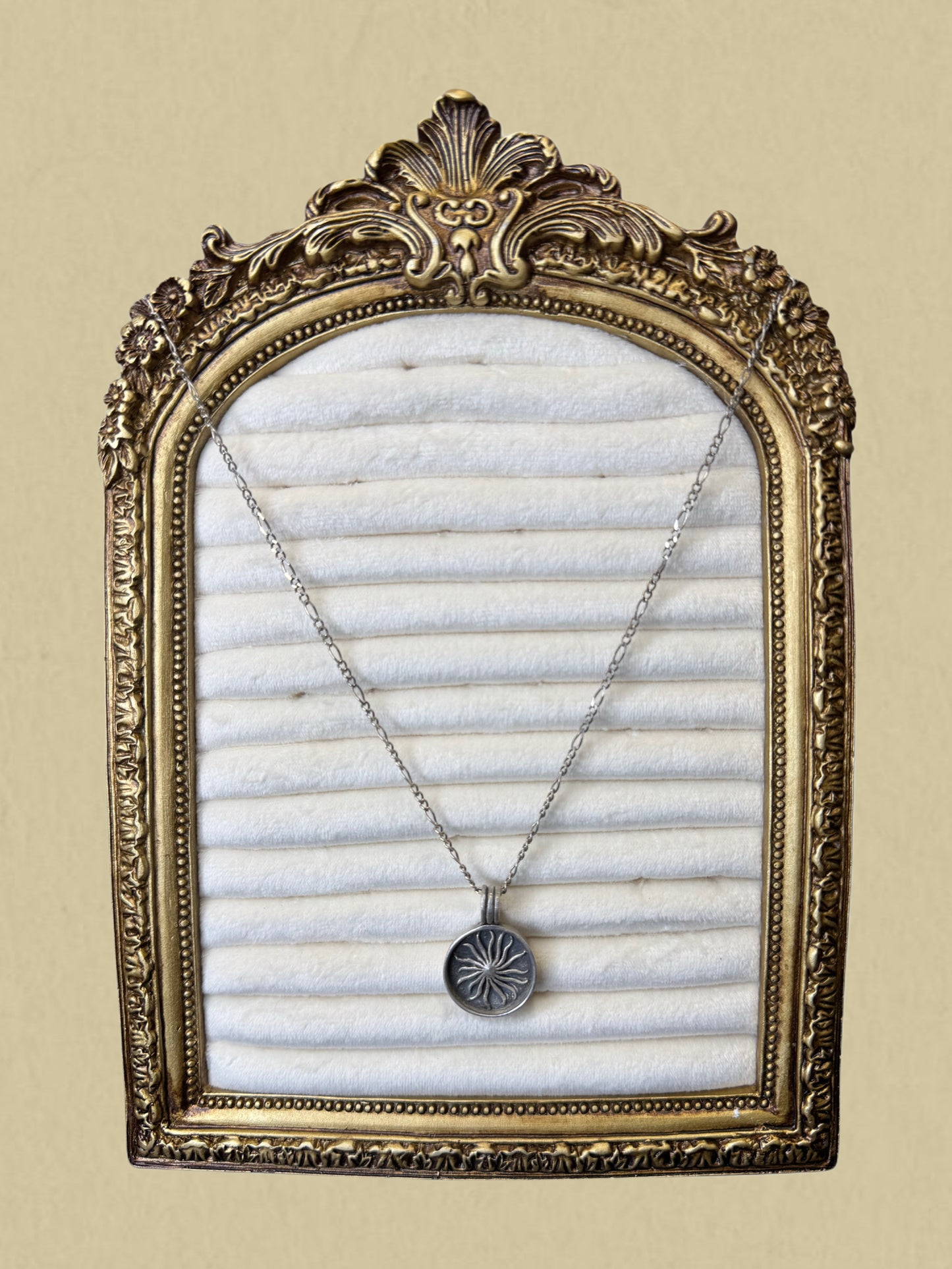 Silberkette mit runder Sonnensymbol-Anhänger