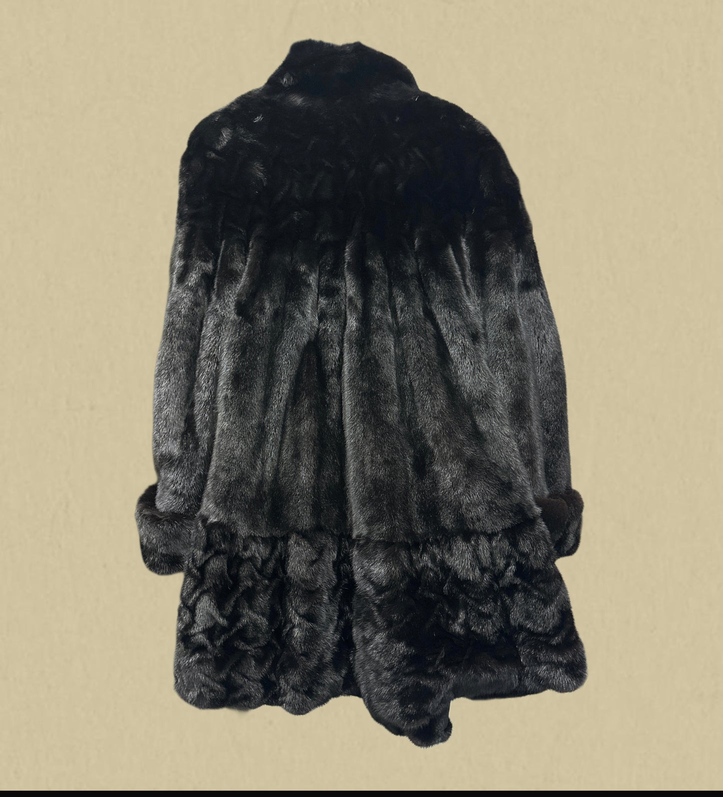 Edle Felljacke in tiefem Schwarz