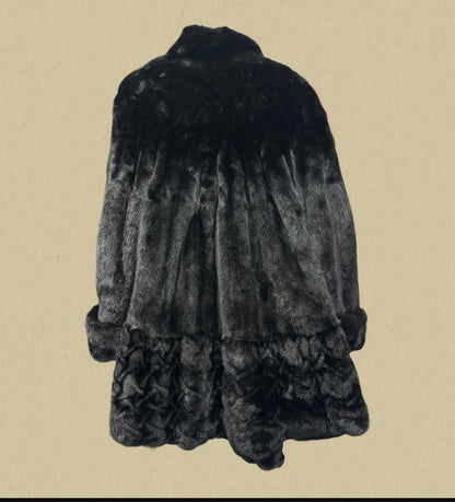 Edle Felljacke in tiefem Schwarz