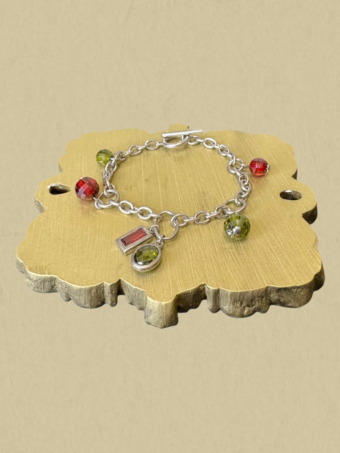 Silberarmband mit bunten Glasanhängern und Charms