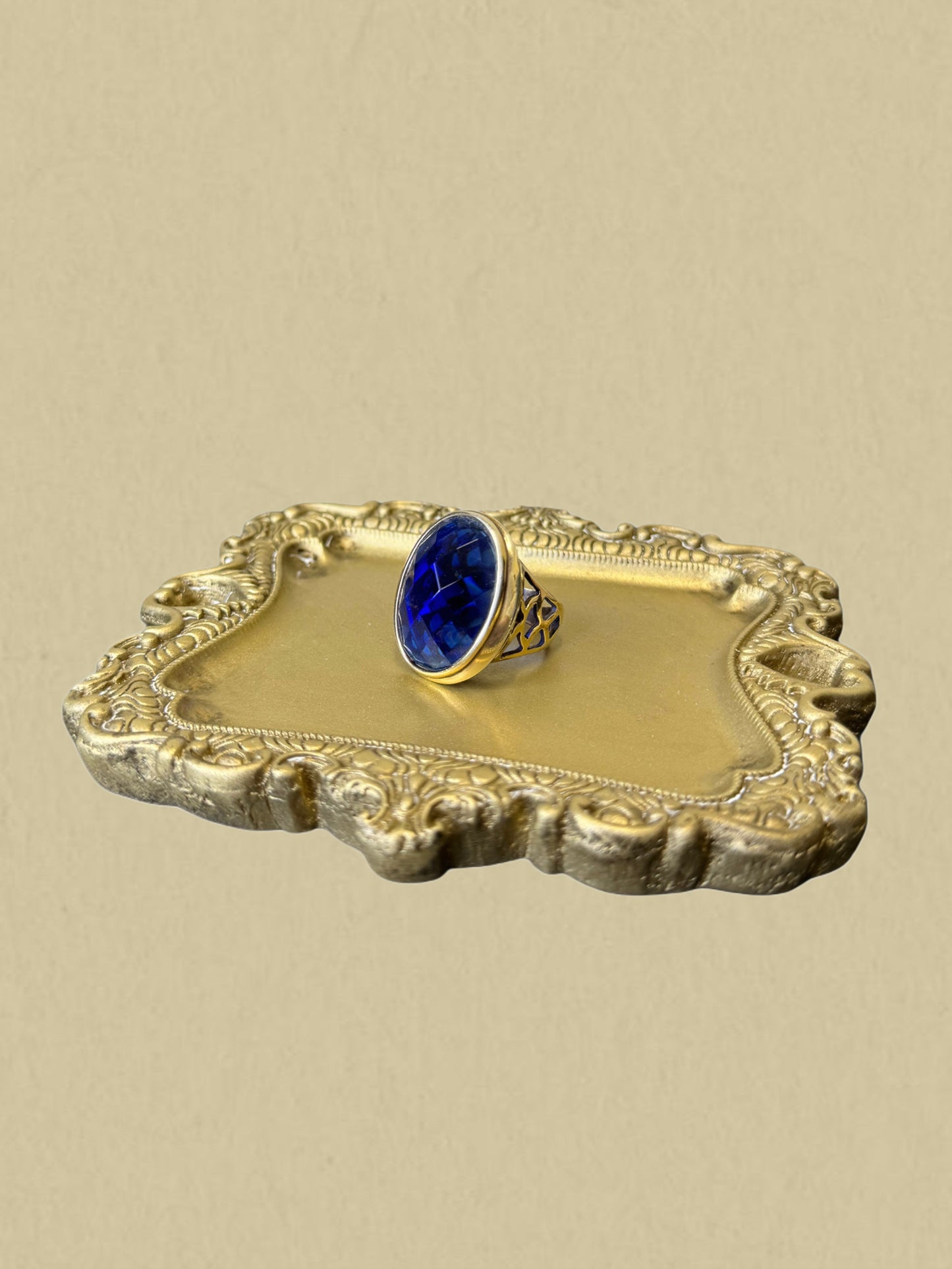 Vergoldeter Ring mit großem blauen Stein