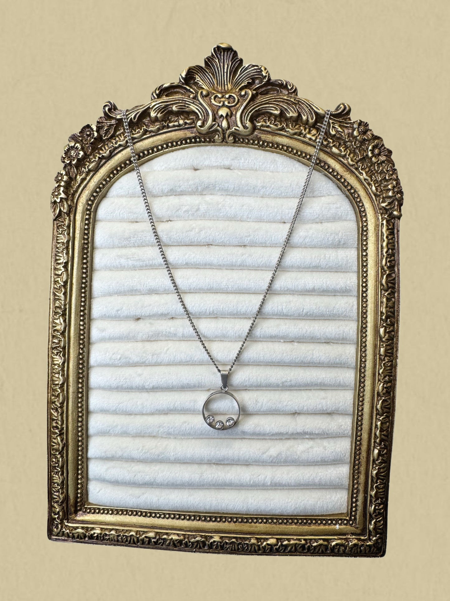 Silberkette mit Kreisanhänger und drei funkelnden Steinen