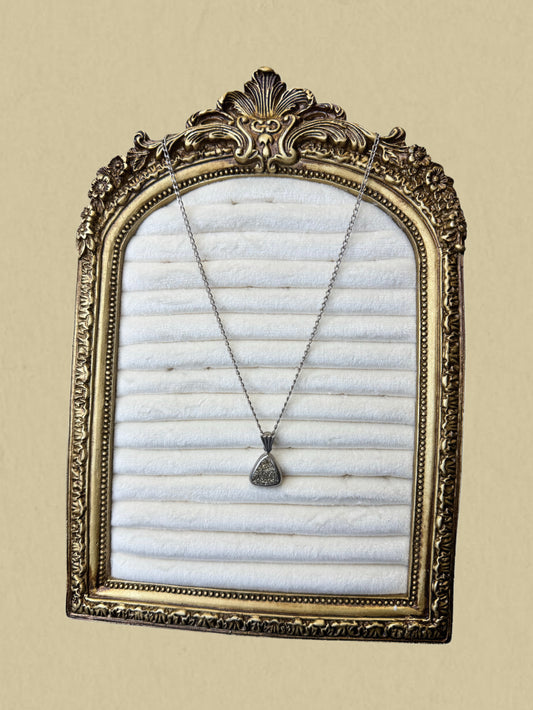 Silberne Halskette mit funkelndem Dreieckanhänger