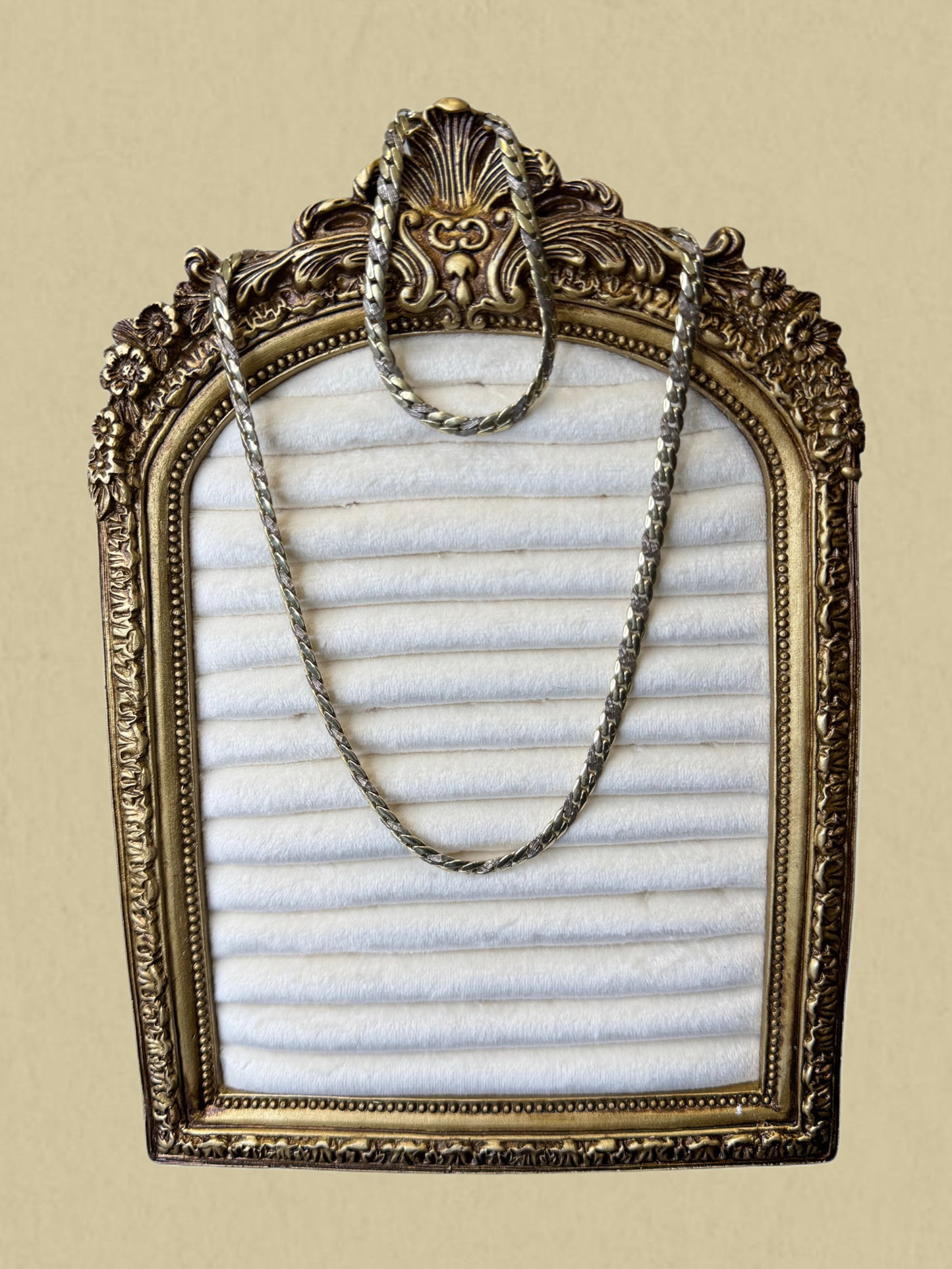 Hals- und Armkette im geflochtenen Design