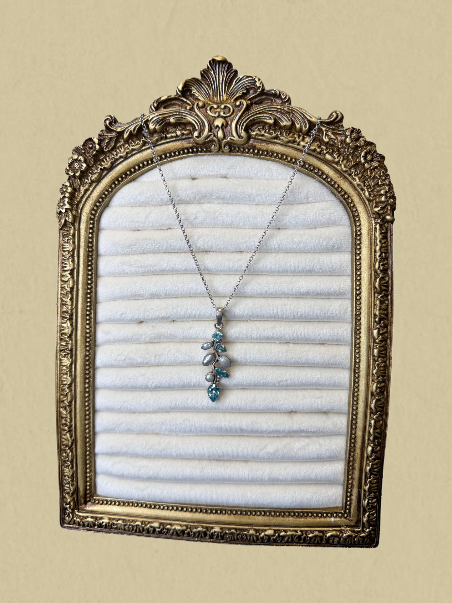 Silberkette mit blauen Zirkonien & Perlmutt-Optik – Blätterdesign