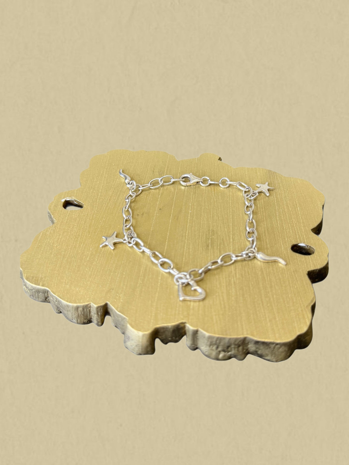 Verspieltes Silberarmband mit Anhängern