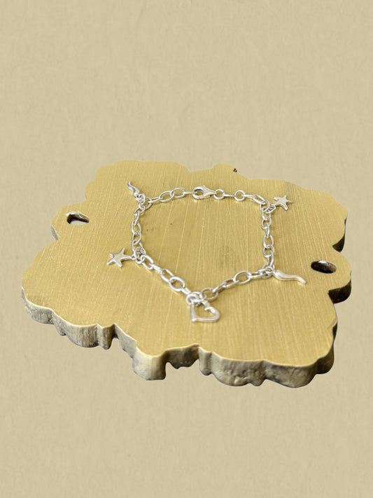 Verspieltes Silberarmband mit Anhängern