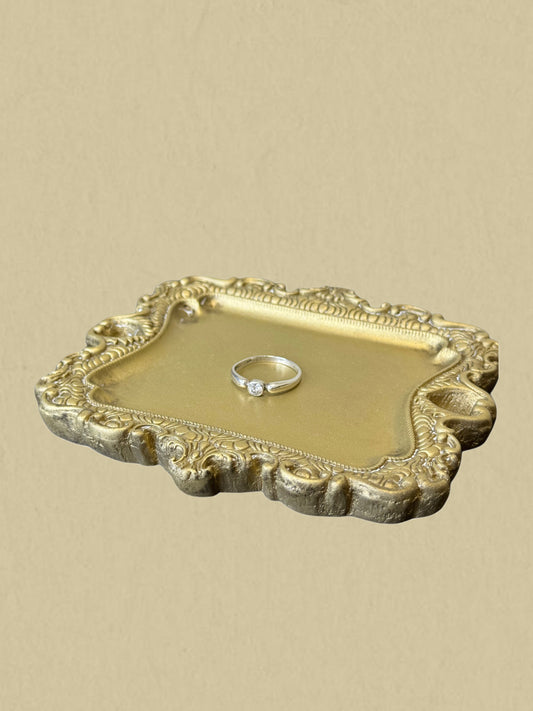 Zarter Silberring mit klarer Steinfassung