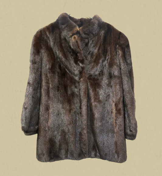 Klassischer Vintage-Pelzmantel in Dunkelbraun